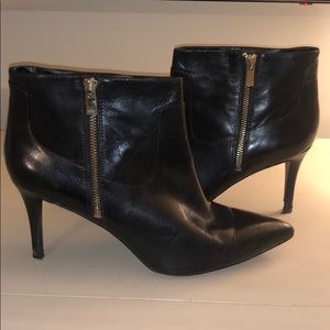 Lightly Used but slightly damaged Nine West heel.